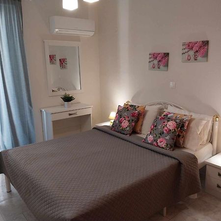 Lilis Apt In Center With Sea View Karpathos Exterior photo