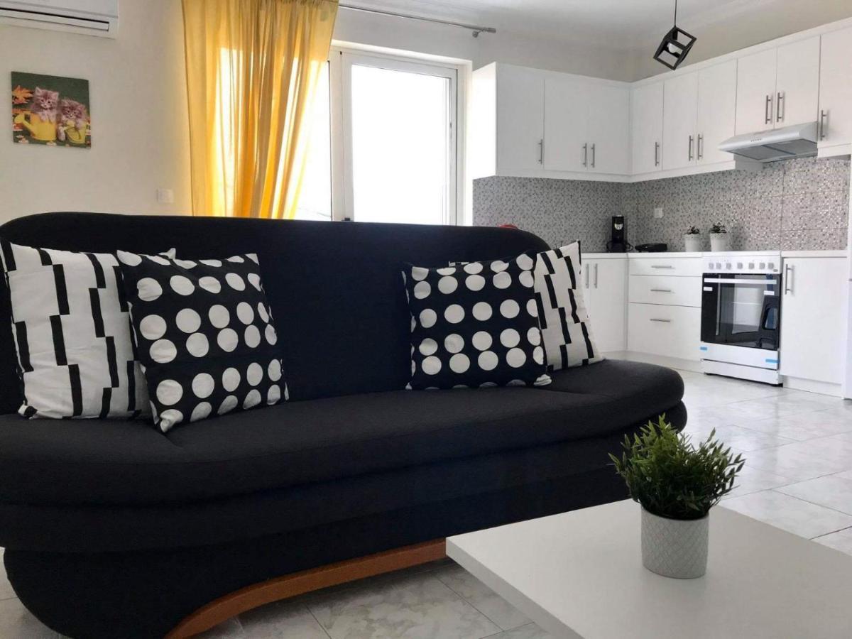 Lilis Apt In Center With Sea View Karpathos Exterior photo