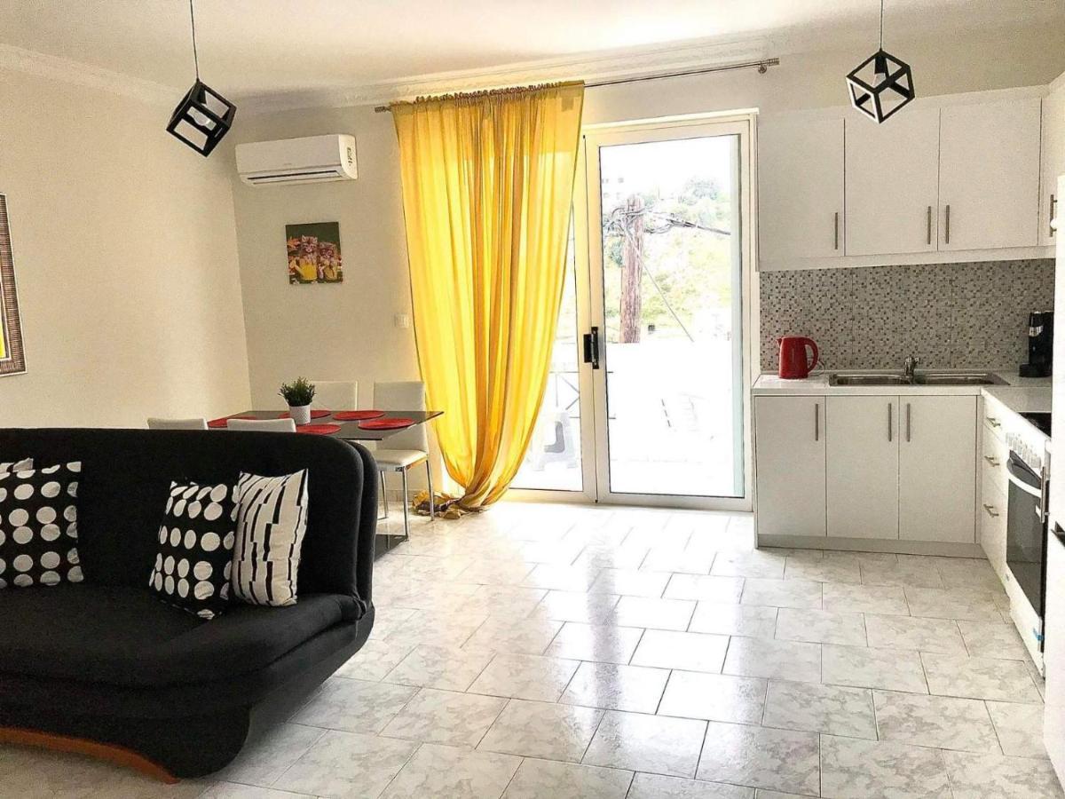 Lilis Apt In Center With Sea View Karpathos Exterior photo