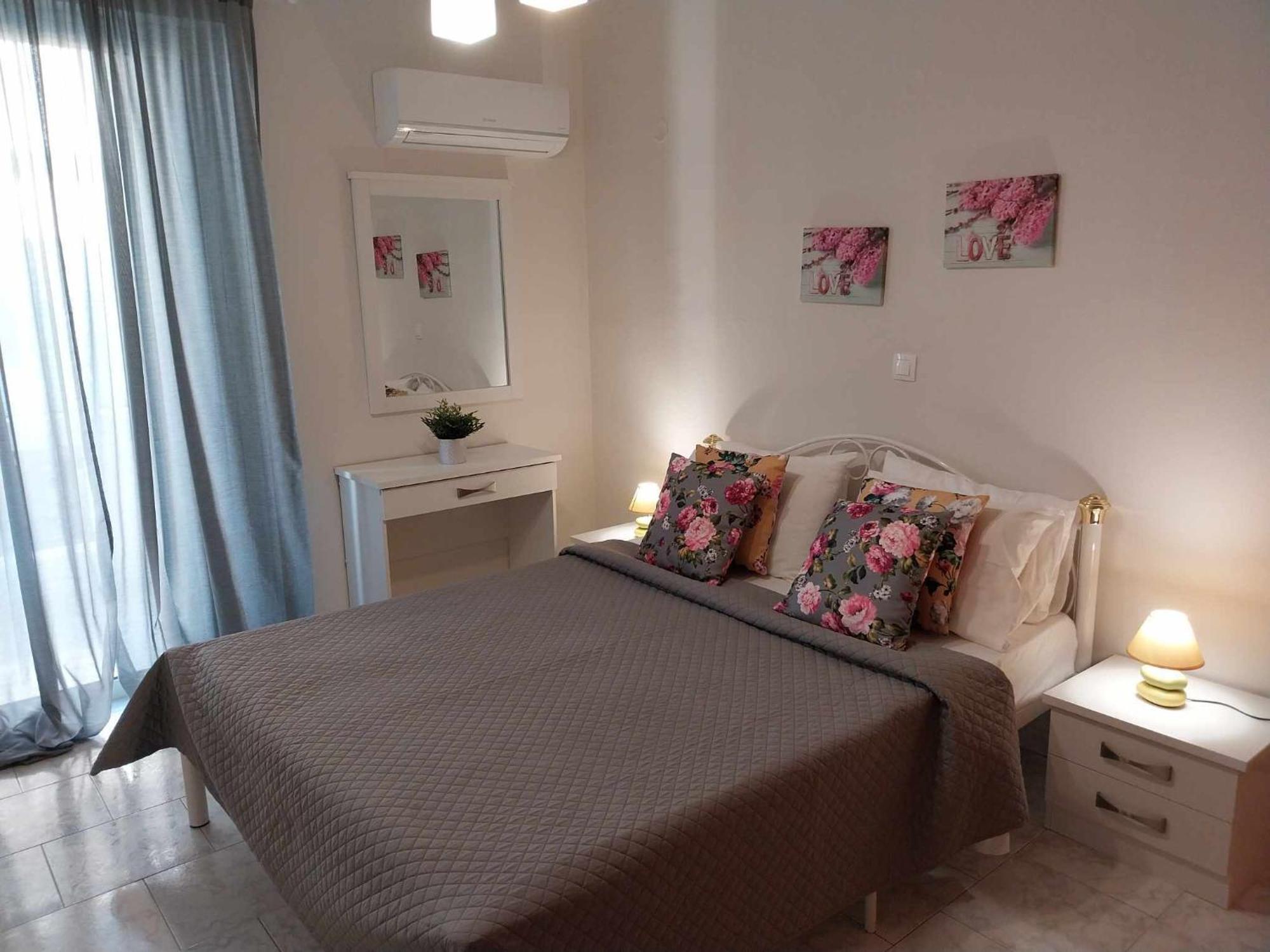 Lilis Apt In Center With Sea View Karpathos Exterior photo