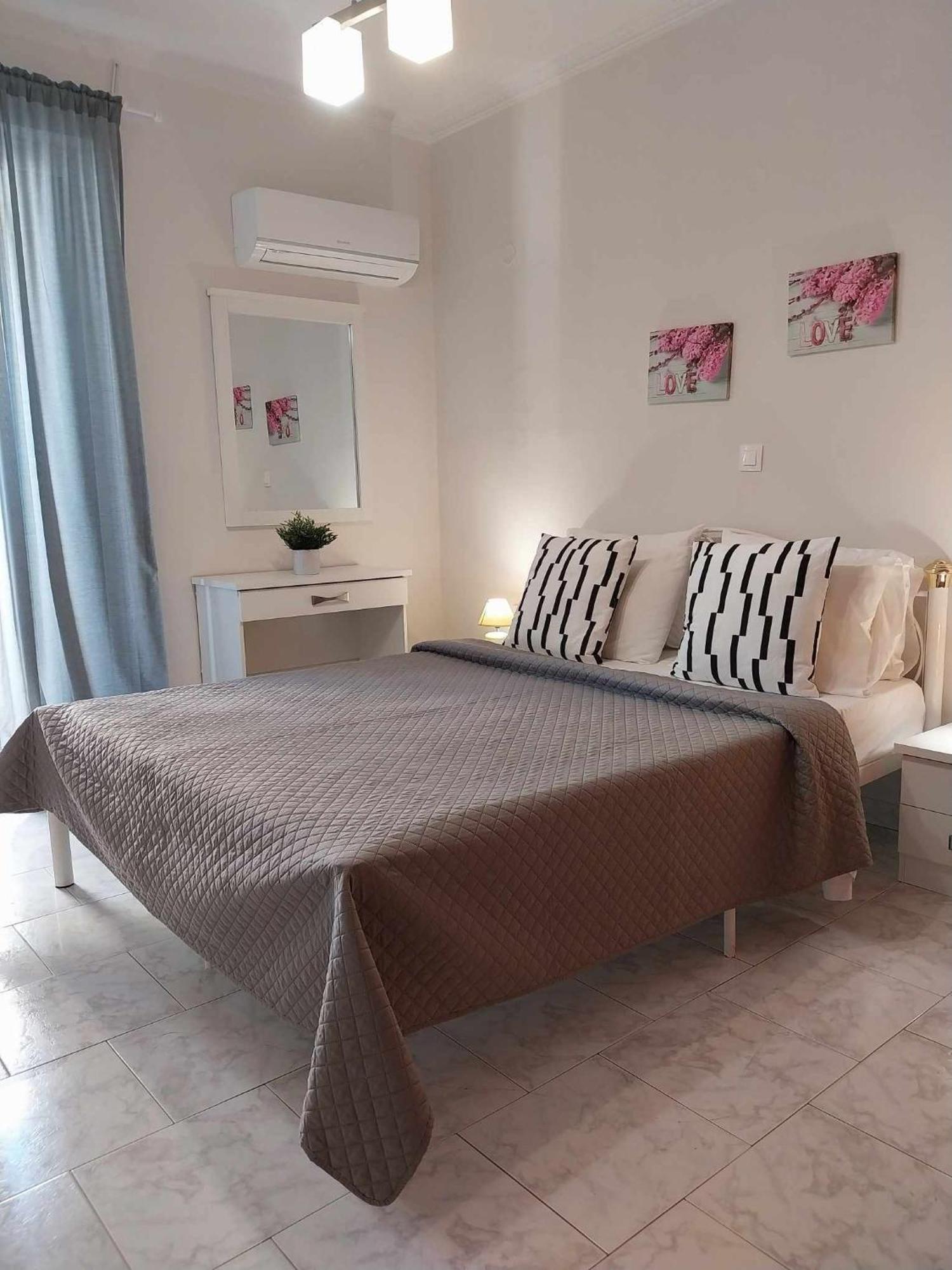 Lilis Apt In Center With Sea View Karpathos Exterior photo